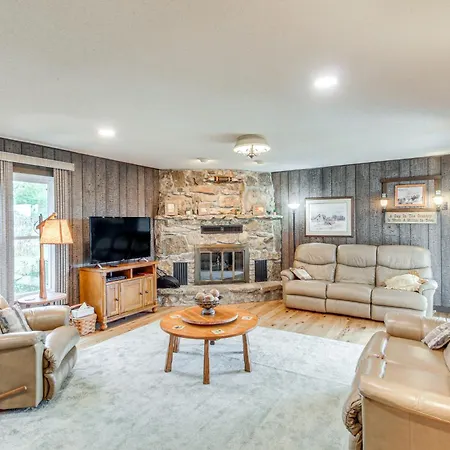 Erie Farmhouse With Fire Pit And Grill Pets Welcome!